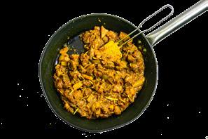 5 - Tilsett hanglay currypasten i stekepannen og stek videre under omrøring i ca