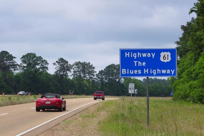 Blues Highway består først og fremst av søvnige småbyer og ensom landevei, men veien går også innom fire store byer, New Orleans, Memphis, St. Louis og St. Paul, tvillingbyen til Minneapolis.