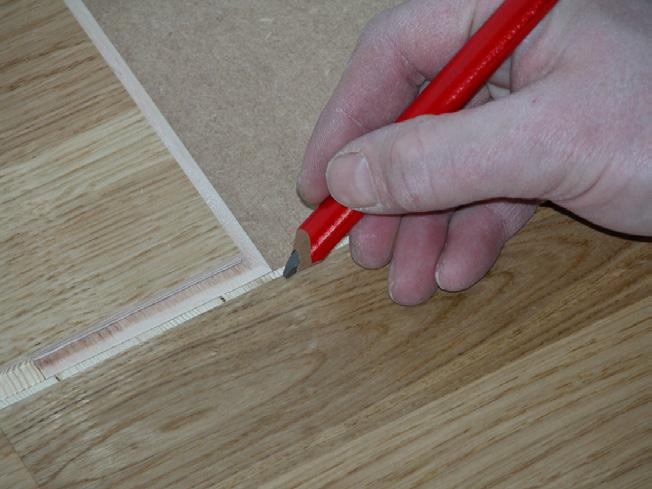3: Marker med en blyant og skjær slik at det blir en avstand på 8-10 mm til vegg.