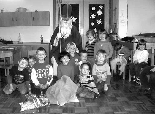 Kindergarten Viele leuchtende Augen empfingen auch heuer wieder den Nikolaus. Die Aufregung war sehr groß, als am 5. Dezember plötzlich der»brave Nikolaus«in den Gruppen erschien.