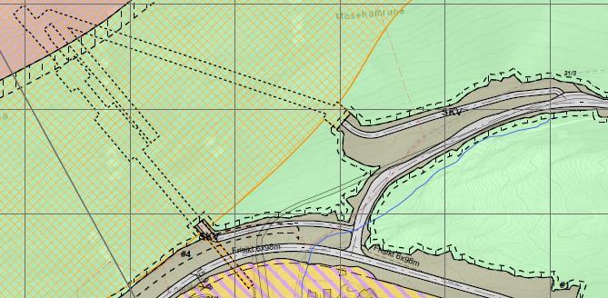 Fig.4.4-2 Driftstunnelar (stipla liner) med tilkomstvegar og transportband over fylkesvegen Det er lagt til rette for to driftstunnelar mellom dagbrotet/gruva og området ved sjøen.