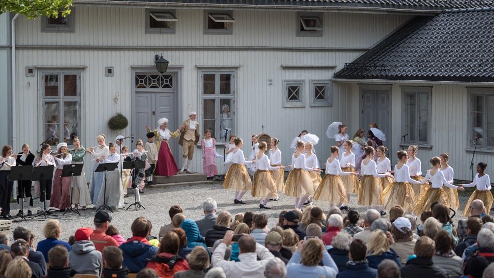 Asker kulturskole og Asker dans- og ballettskole Samarbeidet om ulike prosjekter gjennom flere år Har samme tilnærming til skoledrift Høyt kvalifiserte lærere Innlemmelse er drøftet flere ganger