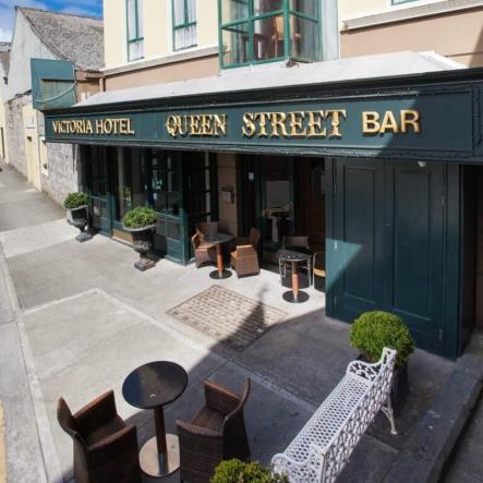 Innsjekking på Victoria Hotel i Galway, et 3 stjerners hotell beliggende helt i sentrum av Galway. Hotellet har egen restaurant og bar. www.victoriahotelgalway.com Middag på hotellet Torsdag 24.