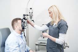 Ved hjelp av mikroskop undersøker optikeren øyet for å se om det finnes forandringer som kan være til hinder for en operasjon.