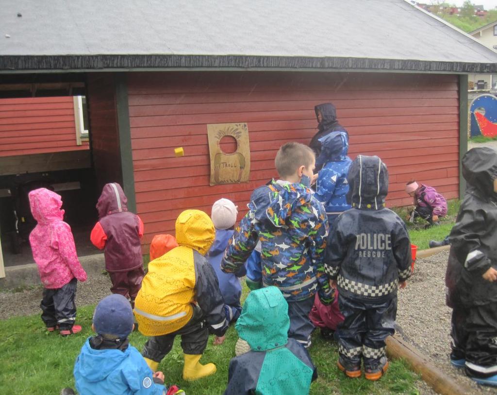 Norske uker Vi delte alle barna på basen opp i tre grupper. Barna var innom tre tema. Eventyr, sang og musikk og demokrati. Vi sang nasjonalsangen og fargela det norske flagget.