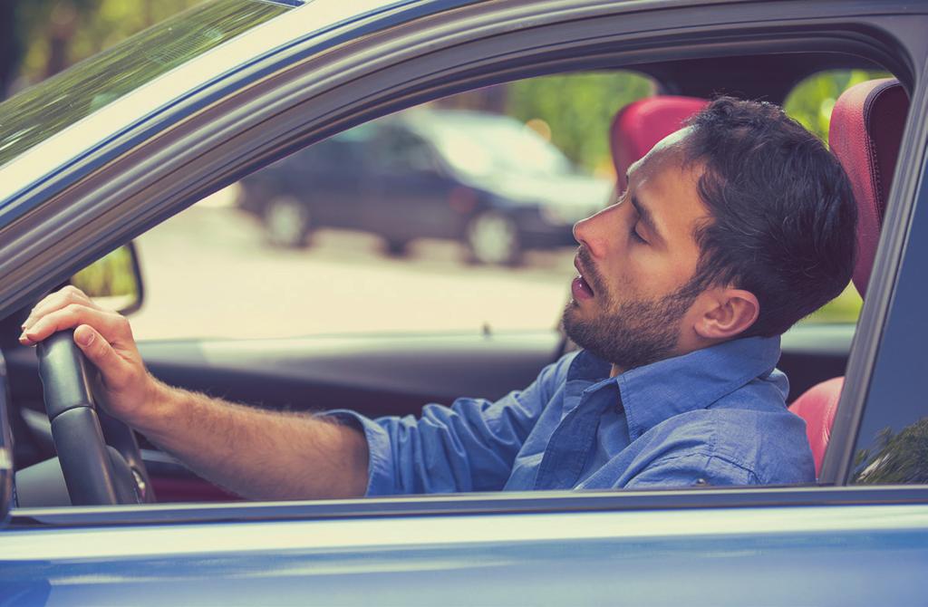 Søvn og bilkjøring I følge undersøkelser har 44 prosent av norske bilfører opplevd å sovne bak rattet. Noen våkner heldigvis før det er for sent.