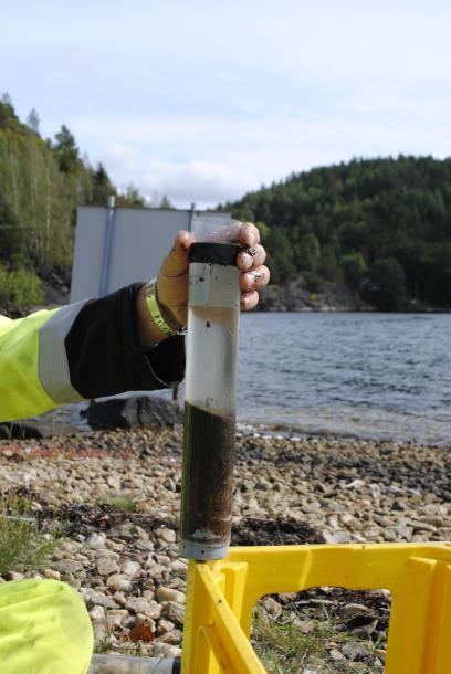 Fossing Tresliperi Datarapport, sedimentundersøkelse multiconsult.no 3 Gjennomføring av undersøkelsen Under utskyvning av sedimentkjernene ble det gjort observasjoner av utseende og lukt.