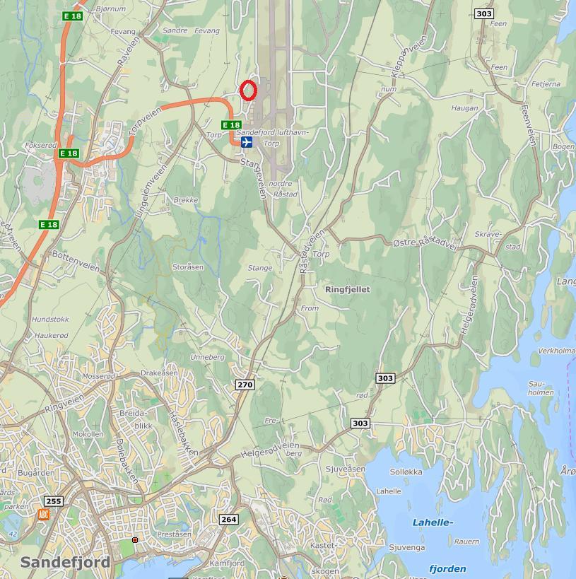 Figur 1: Oversiktsbilde over planområdet (rød sirkel) i Hangarveien ved Sandefjord lufthavn Torp. Kartutsnittet er hentet fra finn.no, 18.02.2019.
