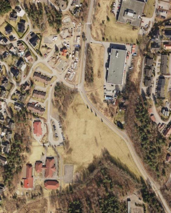 Figur 2. Flybilder fra området der Hogsnes sykehjem planlegges utbyggingsområdet er skissemessig avgrenset med rød strek. T.v.: Situasjonen i 2017 der det meste at utbyggingsområdet er plen/park i dag.