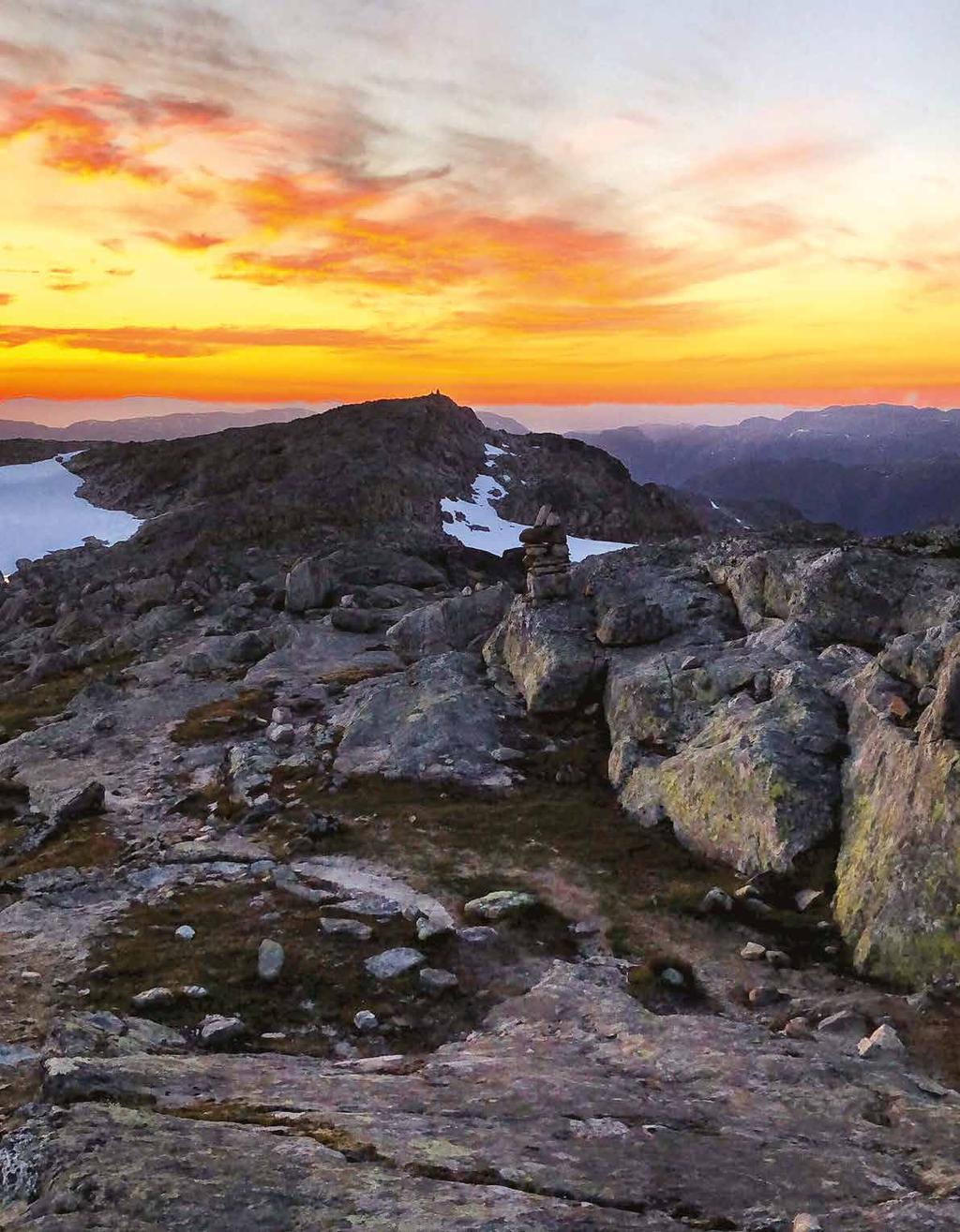 Nydelig solnedgang fra Fonnabu i Sundal.