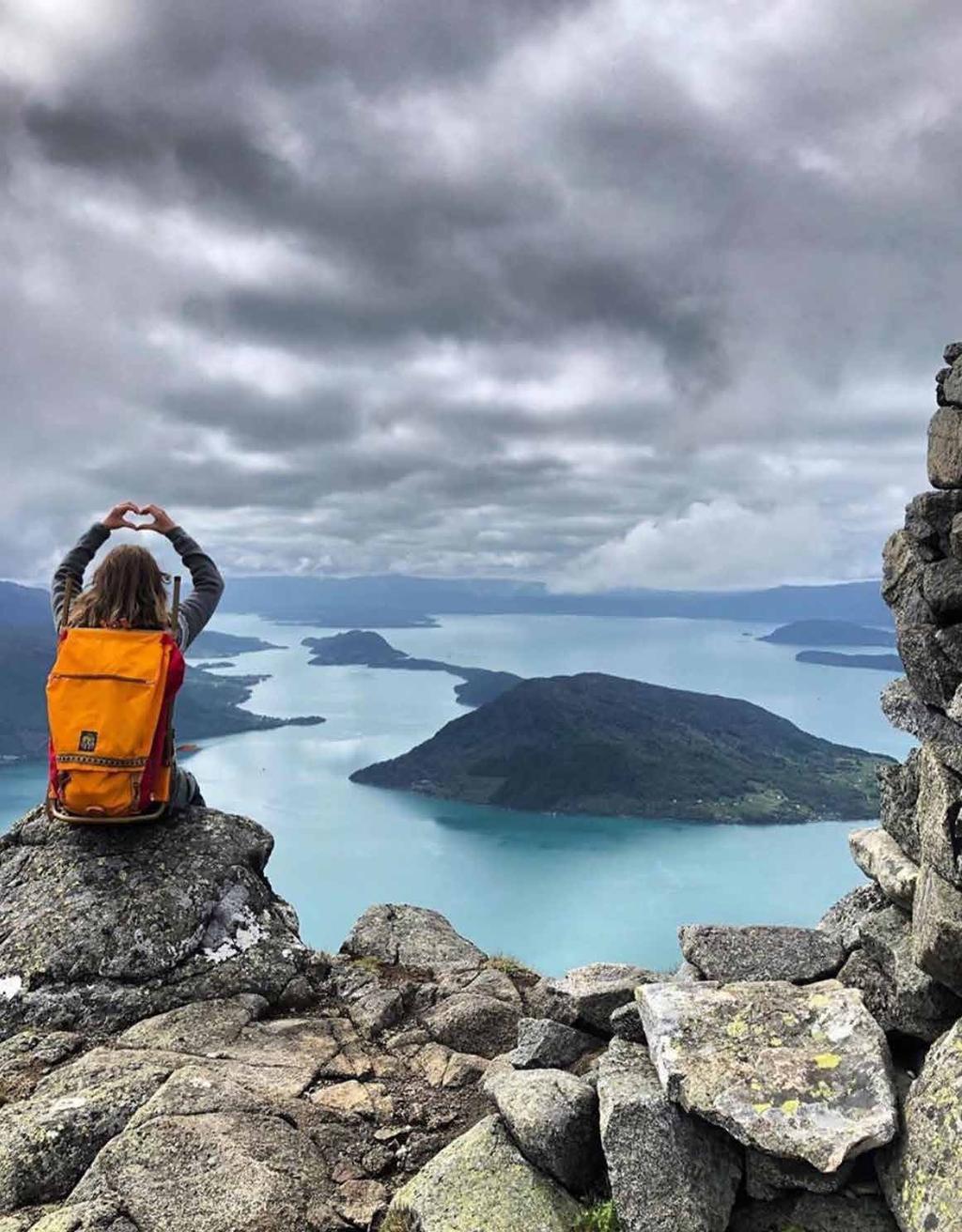 Storslått utsikt over Kystperlerike Sunnhordland, fra Malmangernuten i Rosendal.