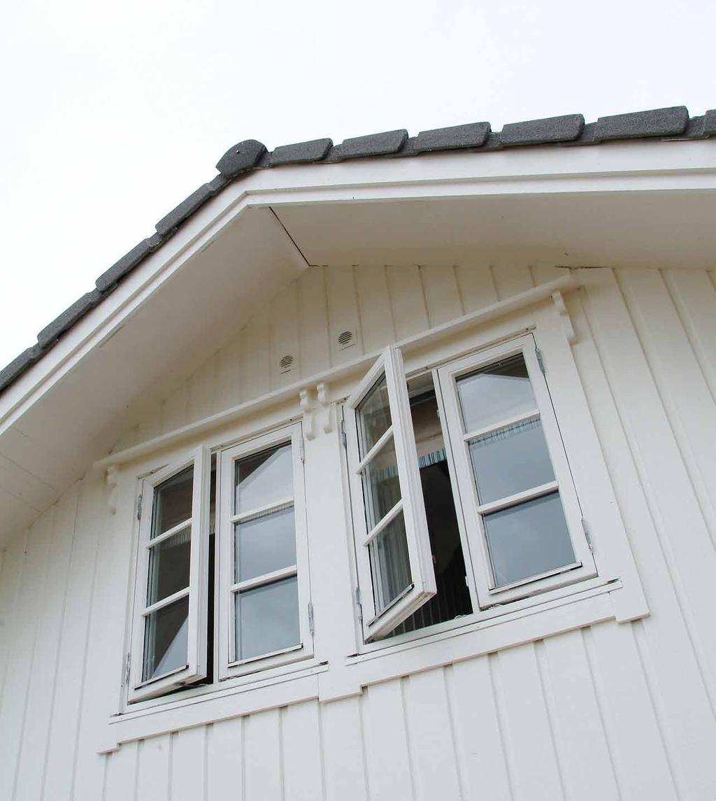 Hvitmalte vindu og ytterdører er inkludert i råbygg. Vindu og balkongdør er ferdig montert i element. Byggesett komplett innholder innvendig leveranse i tillegg til byggesett råbygg for støpt plate.