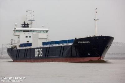 Ruten drives med DFDS eget cargoskip som tilbyr både sideport, og containerkapasitet på dekk og i lasterommet. DWT utgjør 5 157 tonn. Skipet er bygd i 1998 og er flagget i Norge.