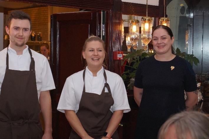 mars kunne Maitre Rôtisseur Mette Beate Evensen, kjøkkensjef Martin Hovdal og restaurantsjef Ida Von Stoltz ønske medlemmer velkommen til sitt første arrangement som medlem av Chaîne des Rôtisseurs.