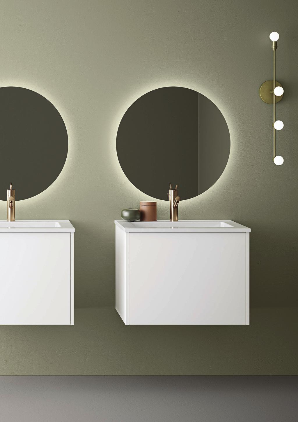 Form 60 cm i hvit utførelse med Air porselensservant og Moon-speil ø60 med lys og