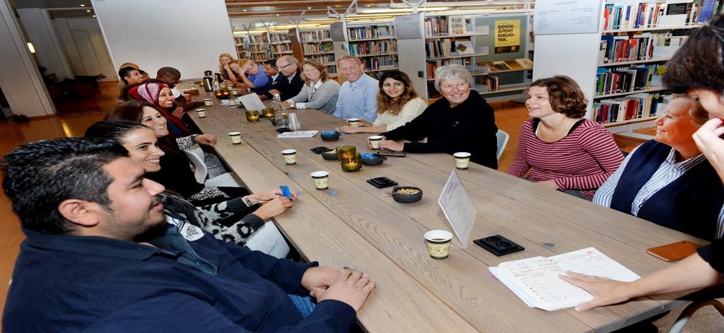 Folk møter Folk: Vi deler hverandres tid, erfaringer og opplevelser rundt et langbord på biblioteket