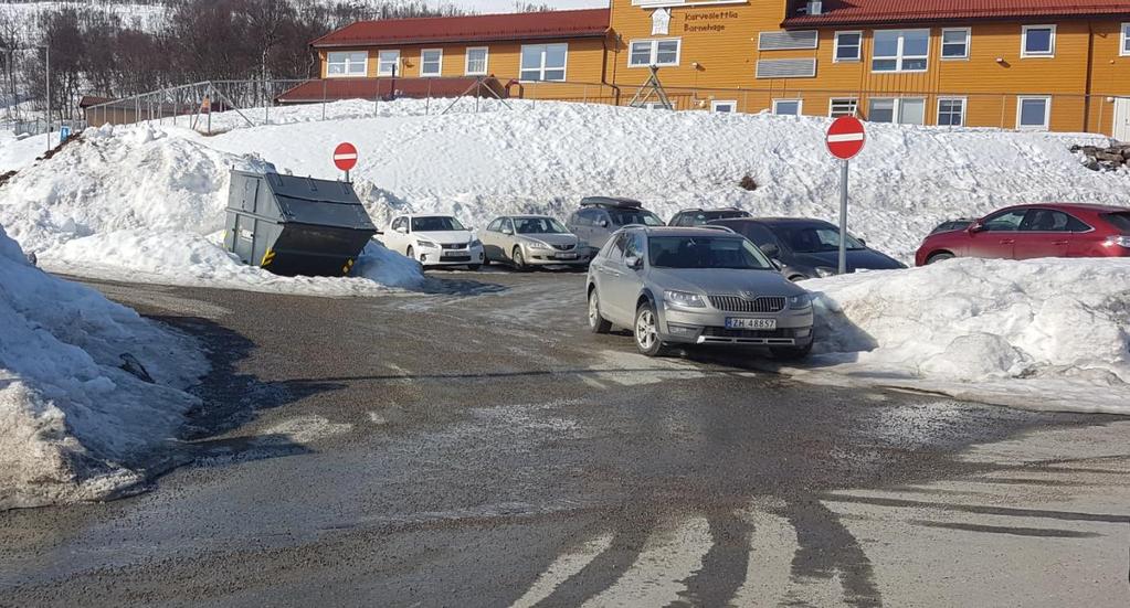 Figur 5 Parkeringsplassen Vest for parkeringsplassen er det i utgangspunktet bilfritt område, men det er tillatt med varelevering og kjøring av personer med nedsatt funksjonsevne.