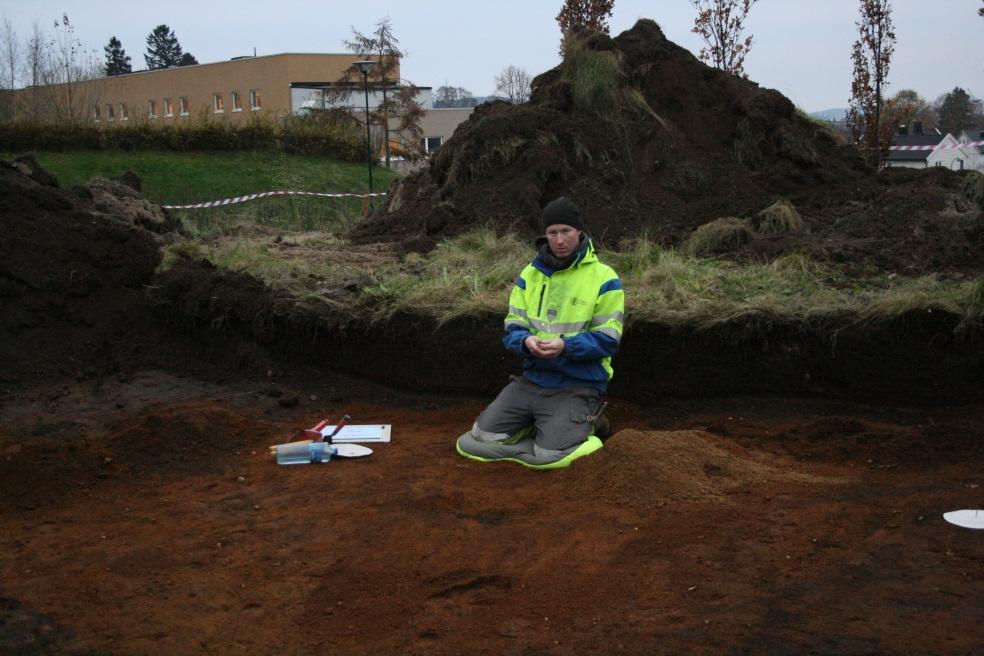 Oppmåling av felt og strukturer ble foretatt fortløpende med DGPS av feltleder. Dermed kunne utgravningen av registrerte strukturer foregå uten forsinkelser.