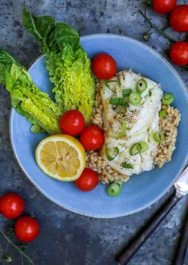 middag STEKT LYR OG BYGGRISOTTO MED VÅRLØK OG GRAN BIRAGHI SERVERT MED SALAT Til 4 personer trenger du: 2 pakke hønsebuljong 1 stk gul løk 1 pakke byggkorn 2,5 dl eplejuice 1/2 stk rødløk 675 g