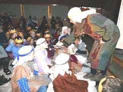 navnet Jesus. På slutten av julespillet tar de tre kongene med seg publikumet for å finne Jesus barnet.