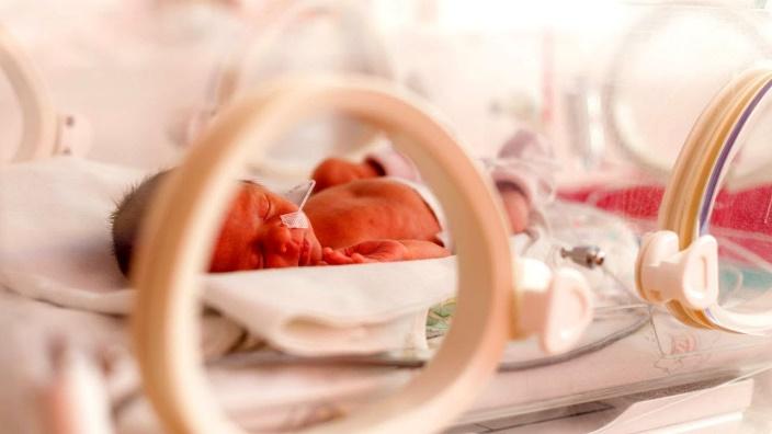 Vaksinasjon av barn født prematurt Premature Barn født for tidlig Dvs før gestasjonsuke 37 7,5 % fødes prematurt > 4000 per år i Norge Hos premature Immunsystemet takler å møte store mengde