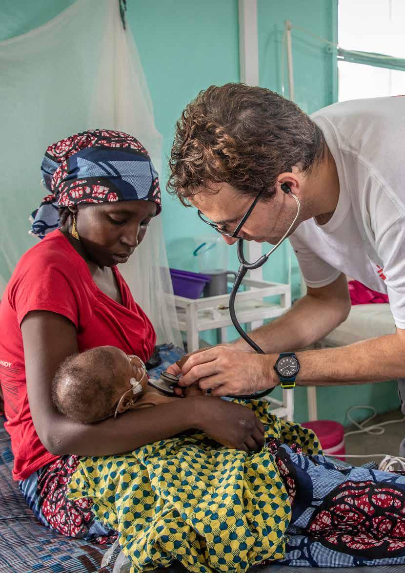 Foto: MSF/Laurence Hoenig Barnelege Nicolas Peyraud, undersøker en liten pasient på intensivavdelingen i Zinder-regionen i Niger.