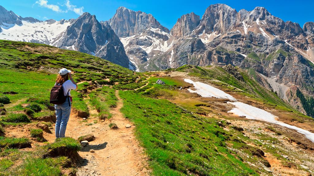 Fotturer i Dolomittenes naturparker Denne fotturferien tar dere gjennom tre naturreservater i regionene Sørtyrol og Belluno, som utgjør et av de skjønneste områder av Dolomittene med den tidligere