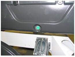 6. Start motoren fra trykknappen 2 (grønn) Start motoren for manøvrering av støttebeina ved å trykke ned den grønne knappen på det høyre batterihuset.