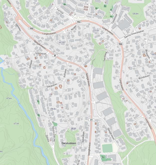 Den ligger parallelt med Langhusveien, som er hovedforbindelsen mellom Langhus og Ski for kjøretøy. Oppegårdveien betjener derfor primært boligene som ligger i området.