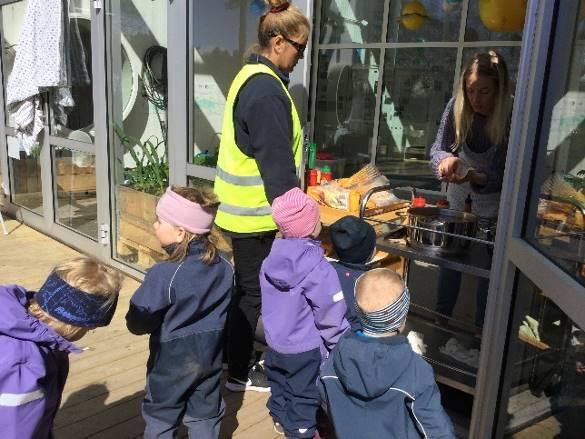 Gruppa har også hatt vårryddingsdag hvor vi plukket søppel i nærområdet barna er veldig flinke