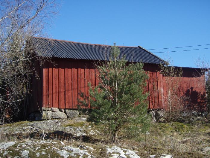 Huset er kledd utvendig med stående kledning, delvis overog underliggere, delvis enkel. Det er saltak.