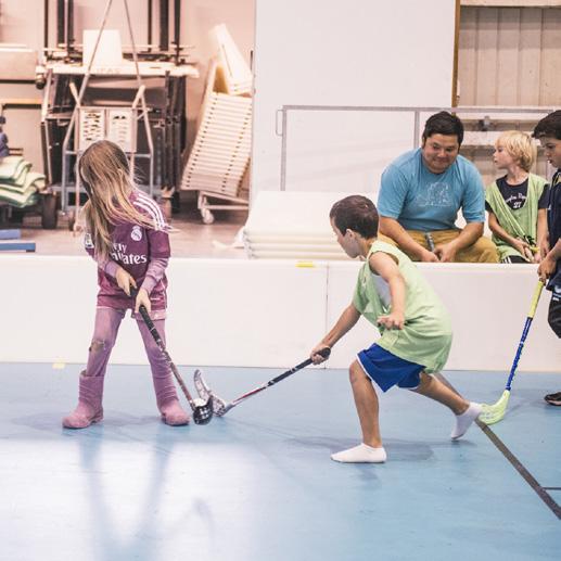 Innebandy BSK Innebandy tilbyr trening og sosialt samvær for barn og unge fra 6 år og oppover.