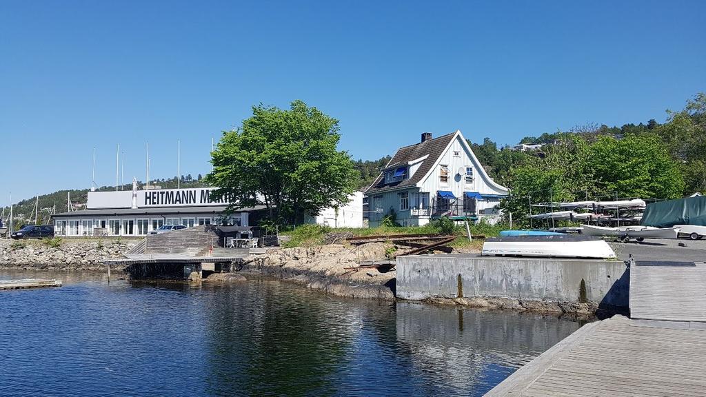 Figur 6. Bildet viser Husvikholmen 6 sett fra bryggeanlegget på vestsiden av planområdet. Foto: Sweco Norge AS. Kartlegging sjøareal Undersøkelsen av utbredelsen av ålegress ble gjort den 24.5.2018.