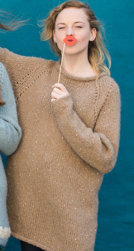 Hele genseren er ensfarget og strikkes med 1 tråd PUS sammen med 1 tråd BLING. Det er derfor veldig viktig å strikke en prøvelapp og sjekke strikkefastheten ekstra godt.