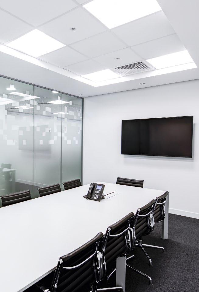 LED PANEL LED-paneler monteret i kontor og møterom.