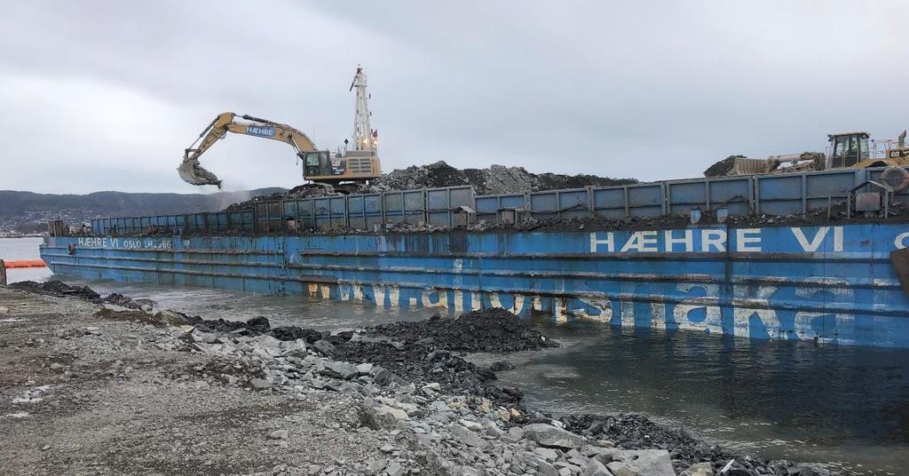 Taubåten «Polar Rex» med steinlekter «Hæhre VI» losser steinmasser på Holmen 16.04.2019 Moelven Vedlagte pressemelding ble sendt ut fra Moelven den 15.04.2019 vedr.