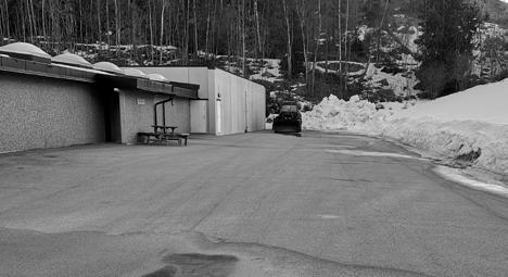 Rett etter at snøen forsvant så var parkeringsplassen feid og ryddet. Dette kan vi takke Per Olsen for. Vi har endel gamle bilder som har vært stuet vekk.