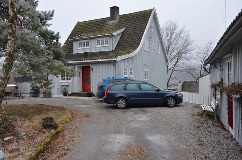 I tillegg hører det et uthus med garasje til boligen, som ligger på naboeiendommen i nord.