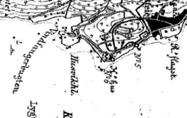 på den tiden var ubebygget, men at det imidlertid lå en bygning (arbeiderbolig) mellom sjøen og Ruffen (rett vest for Ruffen ),
