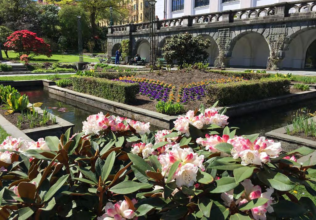 LUNSJVANDRING I MUSÉHAGEN Første tirsdag hver måned, fra april til oktober, kan du være med på en lunsjvandring i Muséhagen sammen med gartner eller botaniker fra hagen. Omvisningen starter kl 11.