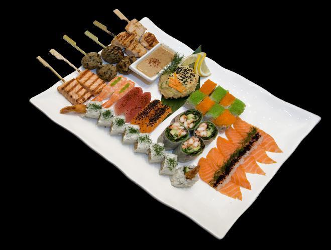 4 stk rispapir krebsehaler med gomadressing 6 skiver sashimi laks med ponzu 8 stk I/O maki california og tun med toppings 8 stk deluxe maki ebi tempura Nigiri med toppings: 2