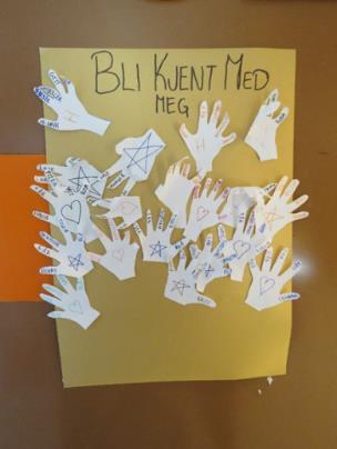 Et eksempel: Hun satt i gang med et prosjekt «Bli kjent med meg». Alle barna fikk tegne rundt sin hånd sine fingre.