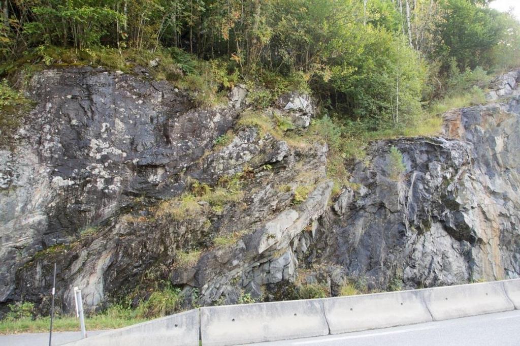 2-7 meter inn i terrenget. Dette gir skjeringar på ca. 7 meter. Det anbefalast boltesikring, sikring med isnett og betongmur på skjeringstopp dersom behov for å stabilisere lausmassar.