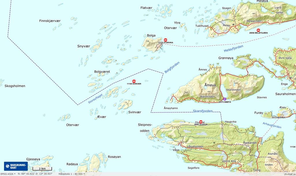 Figur 2: Oversiktskart med plasseringen av anlegget (rød firkant) i forhold til andre anlegg. Målestokk vises i venstre hjørne, kartkilde i 1: