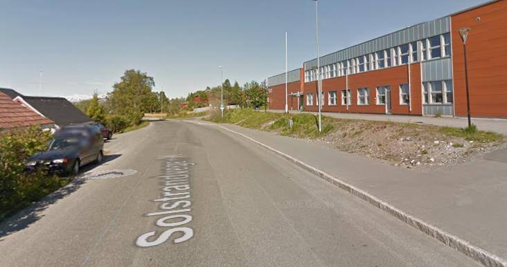 2.3.2 Strekning Solstrandvegen Oppgitt skoleveg strekker seg i overkant av 4 km (totalt både nordover og sørover). Vegen har varierende tilrettelegging, men i skoleområdet er det etablert fortau.