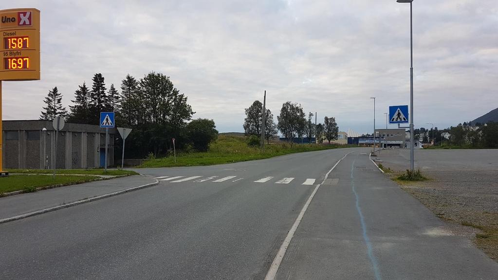 2.3.15 Kryssingspunkt 18-6 Punktet er et gangfelt langs Solstrandvegen. Strekningen er belyst og det er fartsgrense 40 km/t.