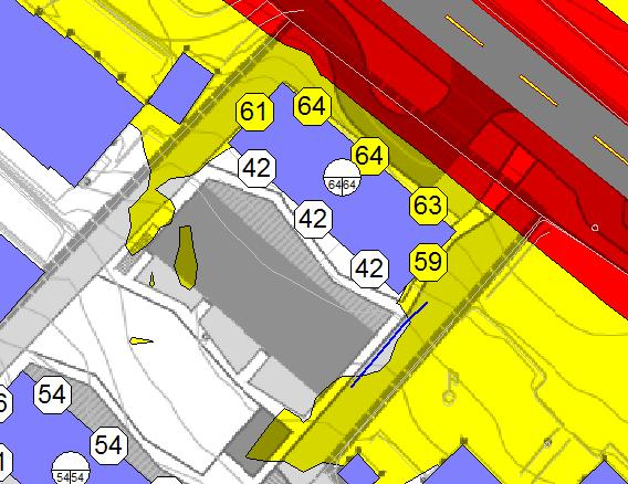 Figur 6 viser støynivåa når bygget er flytta. Støynivåa ved fasade er framleis lågare enn 65 db, dvs. utanfor raud støysone. Og området sørvest for bygget får tilfredsstillande støynivå.