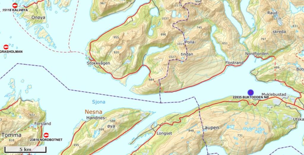 Figur 2: Oversiktskart med plasseringen av anlegget (rød firkant) i forhold til andre anlegg. Målestokk vises i venstre hjørne, kartkilde i 1: