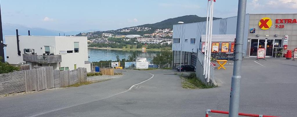 Vi vurderer at det ikke er stort behov for fortau her fordi trafikkvolumet er begrenset. På strekningen mellom Ilevegen og Ringvegen det er etablert fortau og belysning.