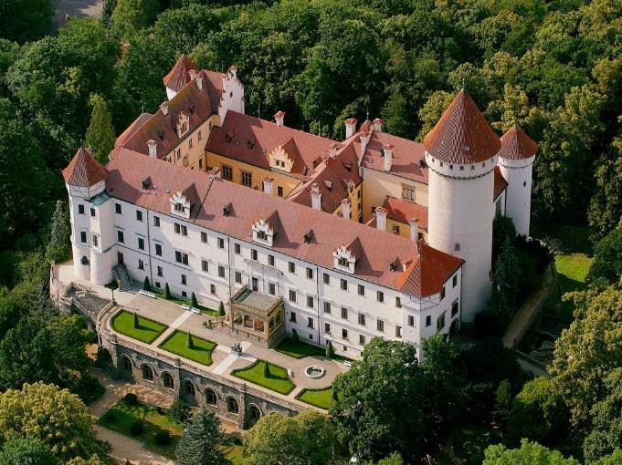 på Prahas bymuseet 20:00 Felles middag på U Prince på Gamlebytorvet Slottet Konopiště er først og fremst